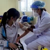 Tiêm vaccine phòng COVID-19 cho học sinh trường THPT Chuyên Thái Nguyên. (Ảnh: Thu Hằng/TTXVN)