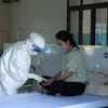 Các bác sỹ đo nồng độ SpO2 cho F0 tại Bệnh viện Dã chiến số 1, tại Trung đoàn 753 khu B, khu 8, xã Trưng Vương, thành phố Việt Trì. (Ảnh: Diệp Trương/TTXVN)