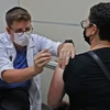 Nhân viên y tế Israel tiêm vaccine phòng COVID-19 cho người dân tại Jerusalem. (Ảnh: AFP/TTXVN)