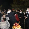 Thủ tướng Phạm Minh Chính và các đại biểu dâng hương tưởng niệm Đại tướng Võ Nguyên Giáp tại Quảng Bình. (Ảnh: Dương Giang/TTXVN)