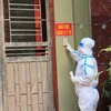 Nhân viên y tế đến nhà F0 tại thị trấn Lim, huyện Tiên Du, tỉnh Bắc Ninh, để đưa thuốc và lấy mẫu xét nghiệm SARS-CoV-2. (Ảnh: Thái Hùng/TTXVN)