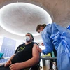 Tiêm vaccine ngừa COVID-19 tại Cologne của Đức. (Ảnh: AFP/TTXVN)