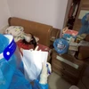Nhân viên y tế đến kiểm tra sức khỏe và phát thuốc cho trường hợp F0 đang điều trị tại nhà tại Xóm 2, xã Tam Hiệp, huyện Thanh Trì. (Ảnh: Tuấn Anh/TTXVN)