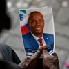 Một người dân cầm ảnh cố Tổng thống Haiti Jovenel Moïse trong lễ tưởng niệm ông ở Port-au-Prince, Haiti, ngày 20/7/2021. (Nguồn: AP) 