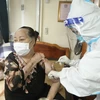 Nhân viên y tế phường Cửa Đông (quận Hoàn Kiếm) tiêm cho người cao tuổi tại nhà. (Ảnh: Minh Quyết/TTXVN)