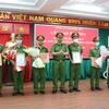 Lãnh đạo Công an tỉnh Phú Yên khen thưởng công an các đơn vị, địa phương đã có thành tích xuất sắc trong phòng chống tội phạm. (Ảnh: Phạm Cườn/TTXVN)