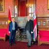 Chủ tịch Hạ viện Anh, Ngài Lindsay Hoyle, tiếp thân mật Đại sứ Việt Nam tại Anh Nguyễn Hoàng Long. (Ảnh: TTXVN phát)