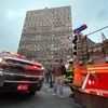 Lực lượng cứu hỏa làm nhiệm vụ tại hiện trường vụ hỏa hoạn ở New York, Mỹ, ngày 9/1 vừa qua. (Ảnh: THX/TTXVN)