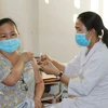 Người dân thành phố Nha Trang được tiêm mũi 3 vaccine phòng COVID-19 chiều 7/1 vừa qua. (Ảnh: Tiên Minh/TTXVN)