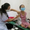 Nhân viên Trung tâm Y tế thành phố Tuy Hòa tiêm vaccine phòng COVID-19 tại nhà cho người cao tuổi. (Ảnh: Xuân Triệu/TTXVN)