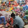 Đóng giỏ quà Tết tại cửa hàng tạp hóa Minh Tâm, 108 A12 Nghĩa Tân, quận Cầu Giấy, Hà Nội. (Ảnh: Phương Anh/TTXVN)