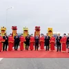 Phó Thủ tướng Lê Văn Thành với các lãnh đạo thành phố Hải Phòng thực hiên lễ cắt băng thông xe kỹ thuật công trình cầu Rào. (Ảnh: An Đăng/TTXVN)