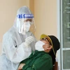 Lực lượng y tế lẫy mẫu xét nghiệm cho người dân thành phố Buôn Ma Thuột. (Ảnh: Tuấn Anh/TTXVN)