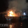 Một vụ tàu cá bị cháy trong đêm tại bến tàu. (Ảnh: TTXVN phát)