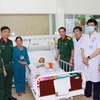 Lãnh đạo Bệnh viện Quân y 175 thăm hỏi bệnh nhân từ Trường Sa được chuyển về cấp cứu tại bệnh viện. (Ảnh: TTXVN phát)