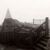 Mưa tuyết xuất hiên trên đỉnh Fansipan. (Ảnh: Quốc Khánh/TTXVN)
