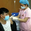 Tiêm vaccine phòng COVID-19 cho người dân Thái Nguyên. (Ảnh: Trần Trang/TTXVN)
