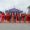 Lãnh đạo thành phố Đà Nẵng thực hiện nghi thức xuất xưởng lô hàng máy tính bảng đầu năm Nhâm Dần. (Ảnh: Quốc Dũng/TTXVN)