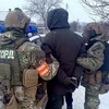 Cảnh sát bắt giữ nghi phạm trong vụ nổ súng tại thành phố Dnipro, miền Trung Ukraine ngày 27/1 vừa qua. (Ảnh: Ukrainian National Police/TTXVN)