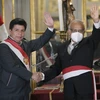Tổng thống Peru Pedro Castillo (bên trái) và Bộ trưởng Tư pháp Peru Anibal Torres, trong lễ tuyên thệ nhậm chức thủ tướng tại cung điện chính phủ ở Lima, Peru, ngày 8/2. (Nguồn: bloomberg.com)