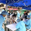 Người dân xếp hàng chờ tiêm vaccine ngừa COVID-19 tại Hong Kong, Trung Quốc. (Ảnh: THX/TTXVN)