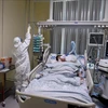 Điều trị cho bệnh nhân nhiễm COVID-19 tại bệnh viện. (Ảnh: AFP/TTXVN)
