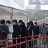 Người dân xếp hàng chờ xét nghiệm COVID-19 tại Seoul, Hàn Quốc, ngày 12/2. (Ảnh: Yonhap/TTXVN)