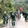Du khách trải nghiệm đi bộ hành quân. (Nguồn: vixuyen.hagiang.gov.vn)