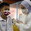 Nhân viên y tế tiêm vaccine phòng COVID-19 cho trẻ em tại Bangkok, Thái Lan. (Ảnh: AFP/TTXVN)