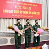 Đại tướng Lương Cường, Ủy viên Bộ Chính trị, Chủ nhiệm Tổng Cục Chính trị Quân đội Nhân dân Việt Nam tặng hoa chúc mừng Thiếu tướng Nguyễn Văn Gấu và Thiếu tướng Hồ Văn Thái. (Ảnh: TTXVN phát)