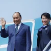 Chủ tịch nước Nguyễn Xuân Phúc và Phu nhân lên đường thăm cấp Nhà nước tới Cộng hòa Singapore. (Ảnh: Thống Nhất/TTXVN)