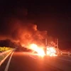 Chiếc xe đầu kéo bốc cháy dữ dội trên cao tốc. (Nguồn: vovgiaothong.vn)