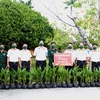 Đại diện các đơn vị bàn giao 2.000 cây dừa xiêm giống tặng quân và dân huyện đảo Trường Sa. (Ảnh: TTXVN phát)