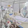Bác sỹ chăm sóc bệnh nhân COVID-19 tại Bệnh viện dã chiến điều trị bệnh nhân COVID-19 đa tầng ở quận Tân Bình, TP.HCM. (Ảnh: TTXVN phát)