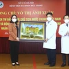 Phó Chủ tịch nước Võ Thị Ánh Xuân tặng quà lưu niệm Bệnh viện Đa khoa Đức Giang. (Ảnh: An Đăng/TTXVN)