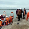 Lực lượng cứu hộ, cứu nạn tiếp tục triển khai công tác tìm kiếm người mất tích trong vụ chìm ca nô ở vùng biển Cửa Đại. (Ảnh: Trần Tĩnh/TTXVN)