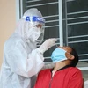 Lẫy mẫu xét nghiệm SARS-CoV-2 cho người dân thành phố Buôn Ma Thuột. (Ảnh: Tuấn Anh/TTXVN)