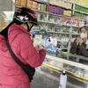 Người dân đến mua thuốc tại nhà thuốc. (Ảnh: Thanh Thủy/TTXVN)