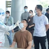 Nhân viên y tế lấy mẫu xét nghiệm COVID-19 tại Đà Nẵng. (Ảnh: Văn Dũng/TTXVN)