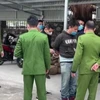 Đối tượng Trần Quang Minh (áo đen) bị bắt tại hiện trường. (Ảnh: TTXVN phát)