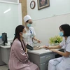 Bác sỹ của Phòng khám hậu COVID-19, Bệnh viện Đa khoa tỉnh Khánh Hòa thăm khám cho bệnh nhân đến khám do nghi ngờ mắc các triệu chứng hậu COVID-19. (Ảnh: Phan Sáu/TTXVN)