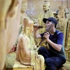 Với kỹ thuật chạm khắc cùng cái tâm với nghề, làng Sơn Đồng đã trở thành “cái nôi” của lĩnh vực chế tác và sản xuất đồ thờ thủ công mỹ nghệ (Ảnh: Việt Anh/Vietnam+)