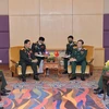 Thượng tướng Nguyễn Tân Cương trao đổi với Trung tướng Khamliang Outhakaysone, Tổng Tham mưu trưởng QĐND Lào. (Nguồn: qdnd.vn)