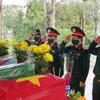 Đoàn lãnh đạo Bộ Chỉ huy Quân sự tỉnh Quảng Trị viếng và dâng hương các hài cốt liệt sỹ được quàn tại Nhà bia ghi danh liệt sỹ xã Vĩnh Sơn. (Ảnh: Nguyên Lý/TTXVN)