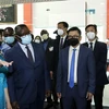 Tổng thống Sierra Leone Julius Maada Bio thăm Công ty Cổ phần Nhà máy Trang thiết bị Y tế United Healthcare tại Khu Công nghệ cao, thành phố Thủ Đức-Thành phố Hồ Chí Minh. (Ảnh: Thanh Vũ/TTXVN)