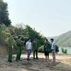 Lực lượng chức năng lập biên bản đình chỉ hoạt động của bãi tập kết cát trái phép tại xã Tạ Khoa, huyện Bắc Yên. (Ảnh: Hữu Quyết/TTXVN)