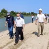 Đoàn công tác của UBND tỉnh Ninh Thuận kiểm tra thực địa khu vực mỏ cát được cấp cho Công ty TNHH Bình Minh-Ninh Thuận. (Ảnh: Công Thử/TTXVN)