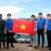 Trung ương Đoàn Thanh niên Cộng sản Hồ Chí Minh tặng cờ Tổ quốc cho ngư dân huyện đảo Phú Quý, tỉnh Bình Thuận. (Ảnh: Nguyễn Thanh/TTXVN)