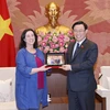 Chủ tịch Quốc hội Vương Đình Huệ tặng quà lưu niệm cho bà Manuela V. Ferro, Phó Chủ tịch Ngân hàng Thế giới phụ trách khu vực Đông Á và Thái Bình Dương. (Ảnh: Doãn Tấn/TTXVN)