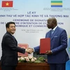 Quang cảnh lễ ký ý định thư về hợp tác kinh tế và thương mại giữa Bộ Công Thương Việt Nam và Bộ Thương mại, Doanh nghiệp vừa và nhỏ Gabon. (Ảnh: Trần Việt/TTXVN)